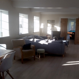 Das Wohnzimmer mit Sonnenlicht